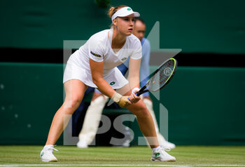 2021-07-01 - Anna Blinkova of Russia in action against Ashleigh Barty of Australia during the second round of The Championships Wimbledon 2021, Grand Slam tennis tournament on July 1, 2021 at All England Lawn Tennis and Croquet Club in London, England - Photo Rob Prange / Spain DPPI / DPPI - WIMBLEDON 2021, GRAND SLAM TENNIS TOURNAMENT - INTERNATIONALS - TENNIS