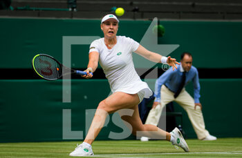 2021-07-01 - Anna Blinkova of Russia in action against Ashleigh Barty of Australia during the second round of The Championships Wimbledon 2021, Grand Slam tennis tournament on July 1, 2021 at All England Lawn Tennis and Croquet Club in London, England - Photo Rob Prange / Spain DPPI / DPPI - WIMBLEDON 2021, GRAND SLAM TENNIS TOURNAMENT - INTERNATIONALS - TENNIS