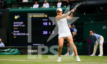 2021-07-01 - Ashleigh Barty of Australia in action against Anna Blinkova of Russia during the second round of The Championships Wimbledon 2021, Grand Slam tennis tournament on July 1, 2021 at All England Lawn Tennis and Croquet Club in London, England - Photo Rob Prange / Spain DPPI / DPPI - WIMBLEDON 2021, GRAND SLAM TENNIS TOURNAMENT - INTERNATIONALS - TENNIS
