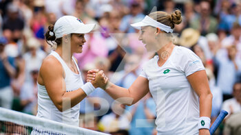 2021-07-01 - Ashleigh Barty of Australia and Anna Blinkova of Russia at the net during the second round of The Championships Wimbledon 2021, Grand Slam tennis tournament on July 1, 2021 at All England Lawn Tennis and Croquet Club in London, England - Photo Rob Prange / Spain DPPI / DPPI - WIMBLEDON 2021, GRAND SLAM TENNIS TOURNAMENT - INTERNATIONALS - TENNIS