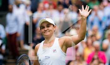 2021-07-01 - Ashleigh Barty of Australia in action against Anna Blinkova of Russia during the second round of The Championships Wimbledon 2021, Grand Slam tennis tournament on July 1, 2021 at All England Lawn Tennis and Croquet Club in London, England - Photo Rob Prange / Spain DPPI / DPPI - WIMBLEDON 2021, GRAND SLAM TENNIS TOURNAMENT - INTERNATIONALS - TENNIS