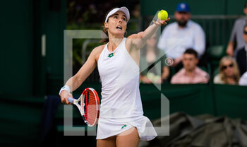 2021-07-01 - Alize Cornet of France in action against Ajla Tomljanovic of Australia during the second round of The Championships Wimbledon 2021, Grand Slam tennis tournament on July 1, 2021 at All England Lawn Tennis and Croquet Club in London, England - Photo Rob Prange / Spain DPPI / DPPI - WIMBLEDON 2021, GRAND SLAM TENNIS TOURNAMENT - INTERNATIONALS - TENNIS