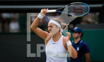 2021-07-01 - Victoria Azarenka of Belarus in action against Sorana Cirstea of Romania during the second round of The Championships Wimbledon 2021, Grand Slam tennis tournament on July 1, 2021 at All England Lawn Tennis and Croquet Club in London, England - Photo Rob Prange / Spain DPPI / DPPI - WIMBLEDON 2021, GRAND SLAM TENNIS TOURNAMENT - INTERNATIONALS - TENNIS