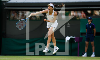 2021-07-01 - Sorana Cirstea of Romania in action against Victoria Azarenka of Belarus during the second round of The Championships Wimbledon 2021, Grand Slam tennis tournament on July 1, 2021 at All England Lawn Tennis and Croquet Club in London, England - Photo Rob Prange / Spain DPPI / DPPI - WIMBLEDON 2021, GRAND SLAM TENNIS TOURNAMENT - INTERNATIONALS - TENNIS