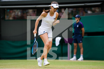 2021-07-01 - Sorana Cirstea of Romania in action against Victoria Azarenka of Belarus during the second round of The Championships Wimbledon 2021, Grand Slam tennis tournament on July 1, 2021 at All England Lawn Tennis and Croquet Club in London, England - Photo Rob Prange / Spain DPPI / DPPI - WIMBLEDON 2021, GRAND SLAM TENNIS TOURNAMENT - INTERNATIONALS - TENNIS