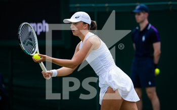 2021-07-02 - Iga Swiatek of Poland in action against Irina Camelia Begu of Romania during her third-round match at The Championships Wimbledon 2021, Grand Slam tennis tournament on July 2, 2021 at All England Lawn Tennis and Croquet Club in London, England - Photo Rob Prange / Spain DPPI / DPPI - WIMBLEDON 2021, GRAND SLAM TENNIS TOURNAMENT - INTERNATIONALS - TENNIS