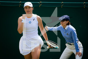 2021-07-02 - Iga Swiatek of Poland in action against Irina Camelia Begu of Romania during her third-round match at The Championships Wimbledon 2021, Grand Slam tennis tournament on July 2, 2021 at All England Lawn Tennis and Croquet Club in London, England - Photo Rob Prange / Spain DPPI / DPPI - WIMBLEDON 2021, GRAND SLAM TENNIS TOURNAMENT - INTERNATIONALS - TENNIS