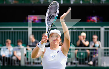 2021-07-02 - Iga Swiatek of Poland celebrates her win against Irina Camelia Begu of Romania during her third-round match at The Championships Wimbledon 2021, Grand Slam tennis tournament on July 2, 2021 at All England Lawn Tennis and Croquet Club in London, England - Photo Rob Prange / Spain DPPI / DPPI - WIMBLEDON 2021, GRAND SLAM TENNIS TOURNAMENT - INTERNATIONALS - TENNIS