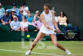 2021-07-02 - Karolina Pliskova of the Czech Republic in action against Tereza Martincova of the Czech Republic during the third round of The Championships Wimbledon 2021, Grand Slam tennis tournament on July 2, 2021 at All England Lawn Tennis and Croquet Club in London, England - Photo Rob Prange / Spain DPPI / DPPI - WIMBLEDON 2021, GRAND SLAM TENNIS TOURNAMENT - INTERNATIONALS - TENNIS