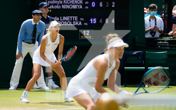 2021-07-02 - Magda Linette and Alicja Rosolska of Poland playing doubles at The Championships Wimbledon 2021, Grand Slam tennis tournament on July 2, 2021 at All England Lawn Tennis and Croquet Club in London, England - Photo Rob Prange / Spain DPPI / DPPI - WIMBLEDON 2021, GRAND SLAM TENNIS TOURNAMENT - INTERNATIONALS - TENNIS