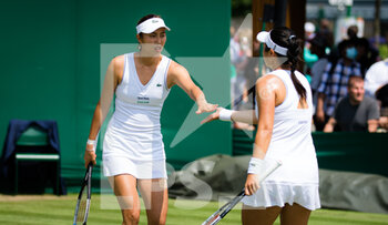 2021-07-02 - Latisha Chan and Hao-Ching Chan of Chinese Taipeh playing doubles at The Championships Wimbledon 2021, Grand Slam tennis tournament on July 2, 2021 at All England Lawn Tennis and Croquet Club in London, England - Photo Rob Prange / Spain DPPI / DPPI - WIMBLEDON 2021, GRAND SLAM TENNIS TOURNAMENT - INTERNATIONALS - TENNIS
