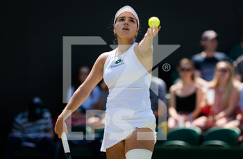 2021-07-02 - Maria Camila Osorio Serrano of Colombia in action against Aryna Sabalenka of Belarus during her third-round match at The Championships Wimbledon 2021, Grand Slam tennis tournament on July 2, 2021 at All England Lawn Tennis and Croquet Club in London, England - Photo Rob Prange / Spain DPPI / DPPI - WIMBLEDON 2021, GRAND SLAM TENNIS TOURNAMENT - INTERNATIONALS - TENNIS
