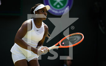 2021-07-02 - Sloane Stephens of the United States in action against Liudmila Samsonova of the United States during her third-round match at The Championships Wimbledon 2021, Grand Slam tennis tournament on July 2, 2021 at All England Lawn Tennis and Croquet Club in London, England - Photo Rob Prange / Spain DPPI / DPPI - WIMBLEDON 2021, GRAND SLAM TENNIS TOURNAMENT - INTERNATIONALS - TENNIS