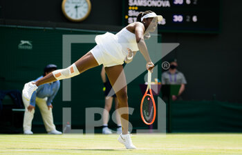 2021-07-02 - Sloane Stephens of the United States in action against Liudmila Samsonova of the United States during her third-round match at The Championships Wimbledon 2021, Grand Slam tennis tournament on July 2, 2021 at All England Lawn Tennis and Croquet Club in London, England - Photo Rob Prange / Spain DPPI / DPPI - WIMBLEDON 2021, GRAND SLAM TENNIS TOURNAMENT - INTERNATIONALS - TENNIS