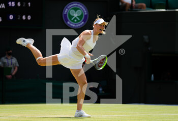 2021-07-02 - Liudmila Samsonova of the United States in action against Sloane Stephens of United States during her third-round match at The Championships Wimbledon 2021, Grand Slam tennis tournament on July 2, 2021 at All England Lawn Tennis and Croquet Club in London, England - Photo Rob Prange / Spain DPPI / DPPI - WIMBLEDON 2021, GRAND SLAM TENNIS TOURNAMENT - INTERNATIONALS - TENNIS