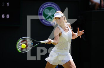 2021-07-02 - Liudmila Samsonova of Russia in action against Sloane Stephens of United States during the third round of The Championships Wimbledon 2021, Grand Slam tennis tournament on July 2, 2021 at All England Lawn Tennis and Croquet Club in London, England - Photo Rob Prange / Spain DPPI / DPPI - WIMBLEDON 2021, GRAND SLAM TENNIS TOURNAMENT - INTERNATIONALS - TENNIS