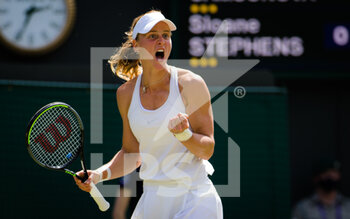 2021-07-02 - Liudmila Samsonova of Russia in action against Sloane Stephens of United States during the third round of The Championships Wimbledon 2021, Grand Slam tennis tournament on July 2, 2021 at All England Lawn Tennis and Croquet Club in London, England - Photo Rob Prange / Spain DPPI / DPPI - WIMBLEDON 2021, GRAND SLAM TENNIS TOURNAMENT - INTERNATIONALS - TENNIS