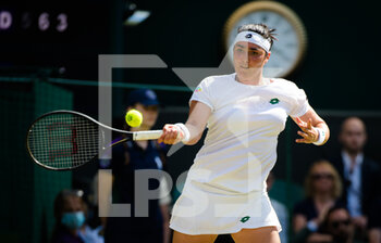 2021-07-02 - Ons Jabeur of Tunisia in action against Garbine Muguruza of Spain during her third-round match at The Championships Wimbledon 2021, Grand Slam tennis tournament on July 2, 2021 at All England Lawn Tennis and Croquet Club in London, England - Photo Rob Prange / Spain DPPI / DPPI - WIMBLEDON 2021, GRAND SLAM TENNIS TOURNAMENT - INTERNATIONALS - TENNIS