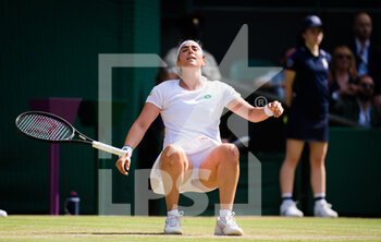 2021-07-02 - Ons Jabeur of Tunisia celebrates her win against Garbine Muguruza of Spain during the third round of The Championships Wimbledon 2021, Grand Slam tennis tournament on July 2, 2021 at All England Lawn Tennis and Croquet Club in London, England - Photo Rob Prange / Spain DPPI / DPPI - WIMBLEDON 2021, GRAND SLAM TENNIS TOURNAMENT - INTERNATIONALS - TENNIS