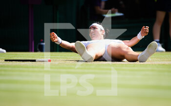 2021-07-02 - Ons Jabeur of Tunisia celebrates her win against Garbine Muguruza of Spain during the third round of The Championships Wimbledon 2021, Grand Slam tennis tournament on July 2, 2021 at All England Lawn Tennis and Croquet Club in London, England - Photo Rob Prange / Spain DPPI / DPPI - WIMBLEDON 2021, GRAND SLAM TENNIS TOURNAMENT - INTERNATIONALS - TENNIS