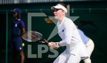 2021-07-02 - Madison Brengle of the United States in action against Viktorija Golubic of Switzeland during the third round of The Championships Wimbledon 2021, Grand Slam tennis tournament on July 2, 2021 at All England Lawn Tennis and Croquet Club in London, England - Photo Rob Prange / Spain DPPI / DPPI - WIMBLEDON 2021, GRAND SLAM TENNIS TOURNAMENT - INTERNATIONALS - TENNIS