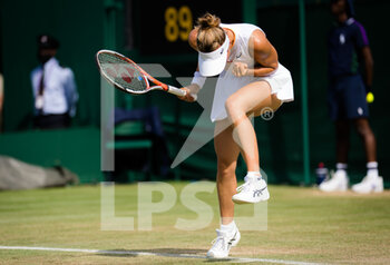 2021-07-02 - Viktorija Golubic of Switzeland in action against Madison Brengle of the United States during the third round of The Championships Wimbledon 2021, Grand Slam tennis tournament on July 2, 2021 at All England Lawn Tennis and Croquet Club in London, England - Photo Rob Prange / Spain DPPI / DPPI - WIMBLEDON 2021, GRAND SLAM TENNIS TOURNAMENT - INTERNATIONALS - TENNIS