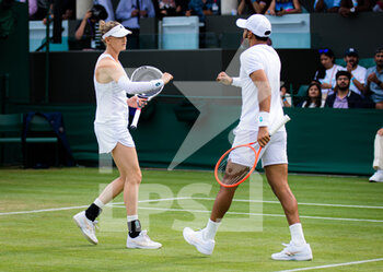 2021-07-02 - Divij Sharan of India and Samantha Murray Sharan of Great Britain playing mixed doubles at The Championships Wimbledon 2021, Grand Slam tennis tournament on July 2, 2021 at All England Lawn Tennis and Croquet Club in London, England - Photo Rob Prange / Spain DPPI / DPPI - WIMBLEDON 2021, GRAND SLAM TENNIS TOURNAMENT - INTERNATIONALS - TENNIS