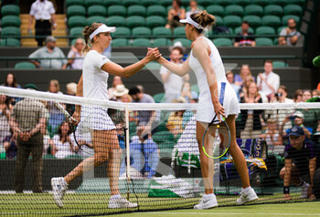 2021-07-02 - Elise Mertens of Belgium and Madison Keys of the United States at the net after their third-round match at The Championships Wimbledon 2021, Grand Slam tennis tournament on July 2, 2021 at All England Lawn Tennis and Croquet Club in London, England - Photo Rob Prange / Spain DPPI / DPPI - WIMBLEDON 2021, GRAND SLAM TENNIS TOURNAMENT - INTERNATIONALS - TENNIS