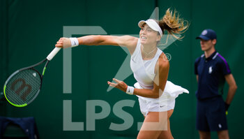 2021-07-02 - Paula Badosa of Spain in action against Magda Linette of Poland during the third round at The Championships Wimbledon 2021, Grand Slam tennis tournament on July 3, 2021 at All England Lawn Tennis and Croquet Club in London, England - Photo Rob Prange / Spain DPPI / DPPI - WIMBLEDON 2021, GRAND SLAM TENNIS TOURNAMENT - INTERNATIONALS - TENNIS