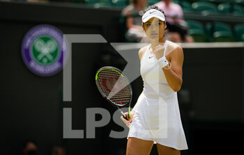 2021-07-02 - Emma Raducanu of Great Britain in action against Sorana Cirstea of Romania during the third round at The Championships Wimbledon 2021, Grand Slam tennis tournament on July 3, 2021 at All England Lawn Tennis and Croquet Club in London, England - Photo Rob Prange / Spain DPPI / DPPI - WIMBLEDON 2021, GRAND SLAM TENNIS TOURNAMENT - INTERNATIONALS - TENNIS