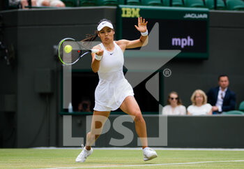 2021-07-02 - Emma Raducanu of Great Britain in action against Sorana Cirstea of Romania during the third round at The Championships Wimbledon 2021, Grand Slam tennis tournament on July 3, 2021 at All England Lawn Tennis and Croquet Club in London, England - Photo Rob Prange / Spain DPPI / DPPI - WIMBLEDON 2021, GRAND SLAM TENNIS TOURNAMENT - INTERNATIONALS - TENNIS