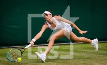 2021-07-02 - Ajla Tomljanovic of Australia in action against Jelena Ostapenko of Latvia during the third round at The Championships Wimbledon 2021, Grand Slam tennis tournament on July 3, 2021 at All England Lawn Tennis and Croquet Club in London, England - Photo Rob Prange / Spain DPPI / DPPI - WIMBLEDON 2021, GRAND SLAM TENNIS TOURNAMENT - INTERNATIONALS - TENNIS