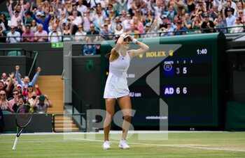 2021-07-02 - Emma Raducanu of Great Britain reacts to winning the third round against Sorana Cirstea of Romania at The Championships Wimbledon 2021, Grand Slam tennis tournament on July 3, 2021 at All England Lawn Tennis and Croquet Club in London, England - Photo Rob Prange / Spain DPPI / DPPI - WIMBLEDON 2021, GRAND SLAM TENNIS TOURNAMENT - INTERNATIONALS - TENNIS