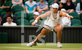 2021-07-02 - Ashleigh Barty of Australia in action against Katerina Siniakova of the Czech Republic during the third round at The Championships Wimbledon 2021, Grand Slam tennis tournament on July 3, 2021 at All England Lawn Tennis and Croquet Club in London, England - Photo Rob Prange / Spain DPPI / DPPI - WIMBLEDON 2021, GRAND SLAM TENNIS TOURNAMENT - INTERNATIONALS - TENNIS