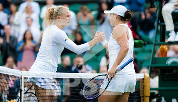 2021-07-02 - Katerina Siniakova of the Czech Republic and Ashleigh Barty of Australia at the net during the third round at The Championships Wimbledon 2021, Grand Slam tennis tournament on July 3, 2021 at All England Lawn Tennis and Croquet Club in London, England - Photo Rob Prange / Spain DPPI / DPPI - WIMBLEDON 2021, GRAND SLAM TENNIS TOURNAMENT - INTERNATIONALS - TENNIS