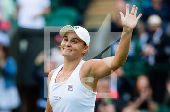 2021-07-02 - Ashleigh Barty of Australia celebrates her win against Katerina Siniakova of the Czech Republic during the third round at The Championships Wimbledon 2021, Grand Slam tennis tournament on July 3, 2021 at All England Lawn Tennis and Croquet Club in London, England - Photo Rob Prange / Spain DPPI / DPPI - WIMBLEDON 2021, GRAND SLAM TENNIS TOURNAMENT - INTERNATIONALS - TENNIS