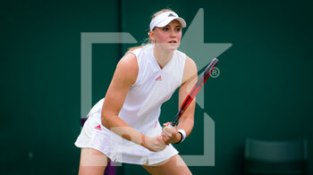 2021-07-05 - Elena Rybakina of Kazakhstan in action against Aryna Sabalenka of Belarus during the fourth round at The Championships Wimbledon 2021, Grand Slam tennis tournament on July 5, 2021 at All England Lawn Tennis and Croquet Club in London, England - Photo Rob Prange / Spain DPPI / DPPI - WIMBLEDON 2021, GRAND SLAM TENNIS TOURNAMENT - INTERNATIONALS - TENNIS