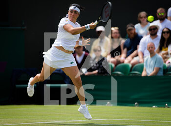 2021-07-05 - Ons Jabeur of Tunisia in action against Iga Swiatek of Poland during the fourth round at The Championships Wimbledon 2021, Grand Slam tennis tournament on July 5, 2021 at All England Lawn Tennis and Croquet Club in London, England - Photo Rob Prange / Spain DPPI / DPPI - WIMBLEDON 2021, GRAND SLAM TENNIS TOURNAMENT - INTERNATIONALS - TENNIS