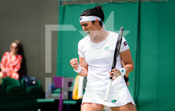 2021-07-05 - Ons Jabeur of Tunisia in action against Iga Swiatek of Poland during the fourth round at The Championships Wimbledon 2021, Grand Slam tennis tournament on July 5, 2021 at All England Lawn Tennis and Croquet Club in London, England - Photo Rob Prange / Spain DPPI / DPPI - WIMBLEDON 2021, GRAND SLAM TENNIS TOURNAMENT - INTERNATIONALS - TENNIS