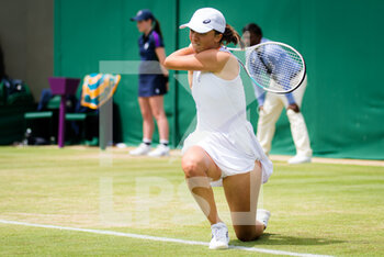2021-07-05 - Iga Swiatek of Poland in action against Ons Jabeur of Tunisia during the fourth round at The Championships Wimbledon 2021, Grand Slam tennis tournament on July 5, 2021 at All England Lawn Tennis and Croquet Club in London, England - Photo Rob Prange / Spain DPPI / DPPI - WIMBLEDON 2021, GRAND SLAM TENNIS TOURNAMENT - INTERNATIONALS - TENNIS