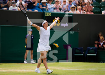 2021-07-05 - Ons Jabeur of Tunisia celebrates her win against Iga Swiatek of Poland during the fourth round at The Championships Wimbledon 2021, Grand Slam tennis tournament on July 5, 2021 at All England Lawn Tennis and Croquet Club in London, England - Photo Rob Prange / Spain DPPI / DPPI - WIMBLEDON 2021, GRAND SLAM TENNIS TOURNAMENT - INTERNATIONALS - TENNIS