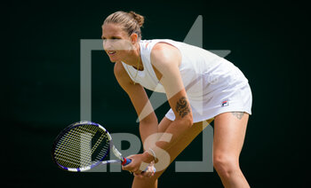 2021-07-05 - Karolina Pliskova of the Czech Republic in action against Liudmila Samsonova of Russia during the fourth round at The Championships Wimbledon 2021, Grand Slam tennis tournament on July 5, 2021 at All England Lawn Tennis and Croquet Club in London, England - Photo Rob Prange / Spain DPPI / DPPI - WIMBLEDON 2021, GRAND SLAM TENNIS TOURNAMENT - INTERNATIONALS - TENNIS