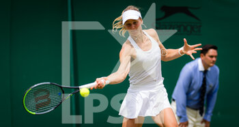 2021-07-05 - Liudmila Samsonova of Russia in action against Karolina Pliskova of the Czech Republic during the fourth round at The Championships Wimbledon 2021, Grand Slam tennis tournament on July 5, 2021 at All England Lawn Tennis and Croquet Club in London, England - Photo Rob Prange / Spain DPPI / DPPI - WIMBLEDON 2021, GRAND SLAM TENNIS TOURNAMENT - INTERNATIONALS - TENNIS