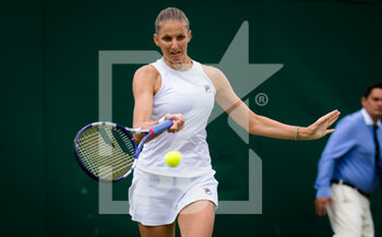 2021-07-05 - Karolina Pliskova of the Czech Republic in action against Liudmila Samsonova of Russia during the fourth round at The Championships Wimbledon 2021, Grand Slam tennis tournament on July 5, 2021 at All England Lawn Tennis and Croquet Club in London, England - Photo Rob Prange / Spain DPPI / DPPI - WIMBLEDON 2021, GRAND SLAM TENNIS TOURNAMENT - INTERNATIONALS - TENNIS
