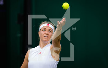 2021-07-05 - Karolina Muchova of the Czech Republic in action against Paula Badosa of Spain during the fourth round at The Championships Wimbledon 2021, Grand Slam tennis tournament on July 5, 2021 at All England Lawn Tennis and Croquet Club in London, England - Photo Rob Prange / Spain DPPI / DPPI - WIMBLEDON 2021, GRAND SLAM TENNIS TOURNAMENT - INTERNATIONALS - TENNIS
