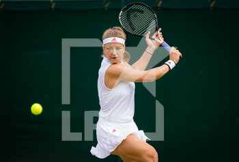 2021-07-05 - Karolina Muchova of the Czech Republic in action against Paula Badosa of Spain during the fourth round at The Championships Wimbledon 2021, Grand Slam tennis tournament on July 5, 2021 at All England Lawn Tennis and Croquet Club in London, England - Photo Rob Prange / Spain DPPI / DPPI - WIMBLEDON 2021, GRAND SLAM TENNIS TOURNAMENT - INTERNATIONALS - TENNIS