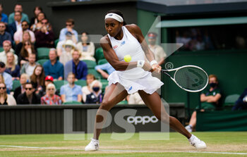 2021-07-05 - Cori Gauff of the United States in action against Angelique Kerber of Germany during the fourth round at The Championships Wimbledon 2021, Grand Slam tennis tournament on July 5, 2021 at All England Lawn Tennis and Croquet Club in London, England - Photo Rob Prange / Spain DPPI / DPPI - WIMBLEDON 2021, GRAND SLAM TENNIS TOURNAMENT - INTERNATIONALS - TENNIS