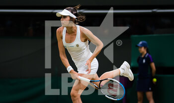 2021-07-05 - Ajla Tomljanovic of Australia in action against Emma Raducanu of Great Britain during the fourth round at The Championships Wimbledon 2021, Grand Slam tennis tournament on July 5, 2021 at All England Lawn Tennis and Croquet Club in London, England - Photo Rob Prange / Spain DPPI / DPPI - WIMBLEDON 2021, GRAND SLAM TENNIS TOURNAMENT - INTERNATIONALS - TENNIS