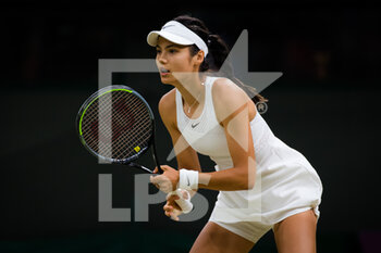 2021-07-05 - Emma Raducanu of Great Britain in action against Ajla Tomljanovic of Australia during the fourth round at The Championships Wimbledon 2021, Grand Slam tennis tournament on July 5, 2021 at All England Lawn Tennis and Croquet Club in London, England - Photo Rob Prange / Spain DPPI / DPPI - WIMBLEDON 2021, GRAND SLAM TENNIS TOURNAMENT - INTERNATIONALS - TENNIS