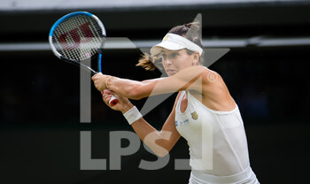 2021-07-05 - Ajla Tomljanovic of Australia in action against Emma Raducanu of Great Britain during the fourth round at The Championships Wimbledon 2021, Grand Slam tennis tournament on July 5, 2021 at All England Lawn Tennis and Croquet Club in London, England - Photo Rob Prange / Spain DPPI / DPPI - WIMBLEDON 2021, GRAND SLAM TENNIS TOURNAMENT - INTERNATIONALS - TENNIS